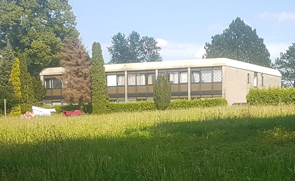 Hinter der ländlichen Idylle wohnt das Grauen. Doppelzimmer als Sardinenbüchse.